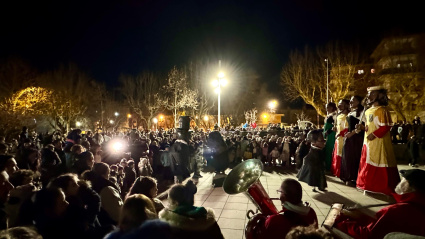 Fuego, reparto de patatas asadas y música