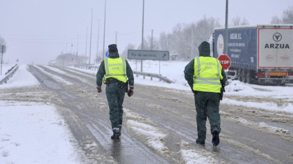 Guardias civiles revisan los 440 camiones y vehículos de gran tonelaje que circulan hacia Galicia a través de la Autovía A-52 'Rías Bajas' permanecen embolsados desde esta madrugada en áreas de servicio de Mombuey y Quintanilla de Urz en la provincia de Z
