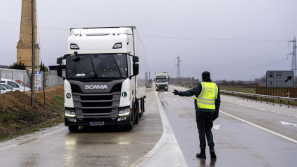 La Guardia Civil para a camiones y vehículos pesados en la N-122 PK 158 en Vadocondes sentido Soria, con motivo del temporal