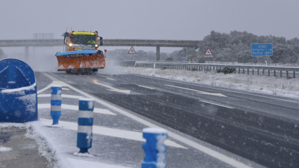 Unos 440 camiones y vehículos de gran tonelaje que circulan hacia Galicia a través de la Autovía A-52 'Rías Bajas' permanecen embolsados desde esta madrugada en áreas de servicio de Mombuey y Quintanilla de Urz en la provincia de Zamora debido al temporal de nieve