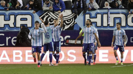 Los jugadores del Málaga celebran uno de sus tres goles en el Málaga - Burgos