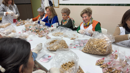 La Asociación de Antiguas alumnas de las Madres Mercedarias embolsando los Rollicos de San Blas