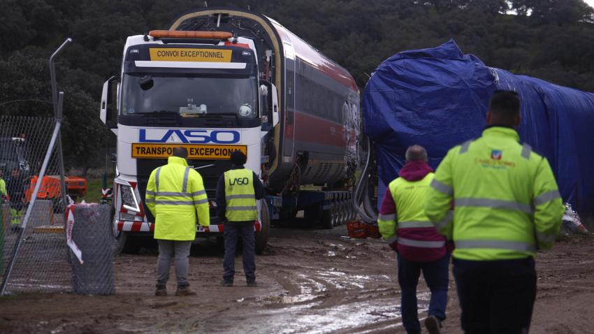 Trabajos de retirada de las vías de los vagones del Iryo, este sábado en Adamuz