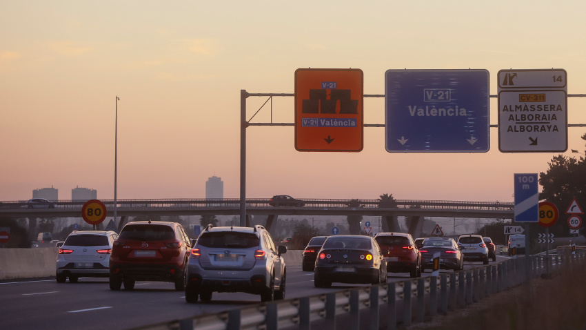 (Foto de ARCHIVO)Vista de la autovía V-21 en Valencia, a 28 de diciembre de 2022, en Valencia, Comunidad Valenciana (España). El carril servicio del Bus-VAO es el primer servicio para vehículos de alta ocupación de la Comunidad Valenciana. Solo podrá ser utilizado por los autobuses y los vehículos privados que estén ocupados por, al menos, dos personas incluyendo el conductor. El objetivo del Ministerio de Transportes es mejorar la fluidez del transporte público e intentar reducir el número de vehículos que circulan por la carretera, ya que se fomenta compartir coche para evitar atascos.Rober Solsona / Europa Press28 DICIEMBRE 2022;VALENCIA;RAQUEL SÁNCHEZ;SERVICIO BUS-VAO;AUTOVÍA V21;PIXELADA28/12/2022