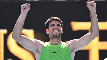 Carlos Alcaraz alcanza su techo en Australia y llega a los cuartos de final.