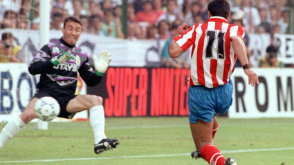 Paco Buyo realiza una parada en un partido ante el Atlético de Madrid.