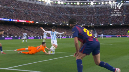 Imagen de la acción de Joan García con Reina durante el Barcelona-Oviedo