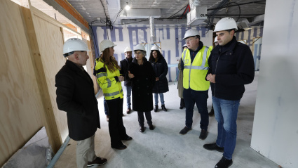 La conselleira visitó las obras del nuevo centro en compañía del alcalde de Friol, José Ángel Santos