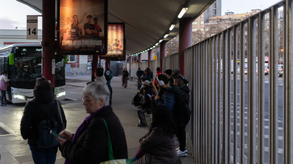 Varias personas esperan para coger un autobús en la Estación de Fabra i Puig nen Barcelona, Catalunya (España).