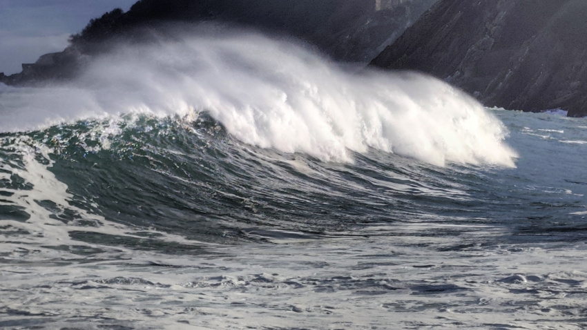Fuerte oleaje en la costa, a 25 de enero de 2026, en San Sebastián, Guipúzcoa, País Vasco (España). El Departamento de Seguridad del Gobierno vasco ha decretado alerta naranja desde el mediodía hasta la medianoche de este domingo por viento muy fuerte en zonas expuestas de Bizkaia y Gipuzkoa. Se prevén rachas que podrían superar los 120 km/h, especialmente en la franja costera.Unanue / Europa Press25 ENERO 2026;OLEAJE;TEMPORAL;BORRASCA;INGRID;ALERTA;EUSKADI25/1/2026