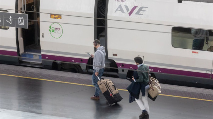 05/12/2024 Varios viajeros cogen un tren en la Estación Puerta de Atocha-Almudena Grandes, a 5 de diciembre de 2024, en Madrid (España). Renfe ha aumentado sus servicios de Alta Velocidad y Larga Distancia con más de 14.850 plazas de refuerzo, con trenes en doble composición llegando a ofrecer cerca de 425.500 plazas entre el 5 y el 8 de diciembre por el Puente de la Constitución. Los destinos más demandados para viajar son Andalucía, el norte del país, así como la Comunitat Valenciana y Murcia y los viajeros eligen los nuevos servicios AVE y Avlo de la serie 106, ya que conectan diversas provincias de Castilla y León y de Castilla-La Mancha con la Comunitat Valenciana y Murcia, y enlazan Asturias y Galicia con Madrid.ECONOMIA Eduardo Parra - Europa Press