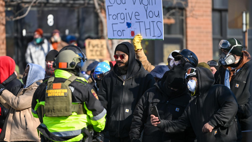 Manifestantes se enfrentan a agentes federales tras un tiroteo fatal en Minneapolis, Minnesota