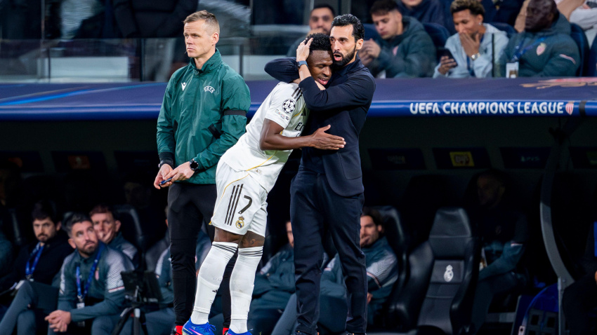 Vinicius Junior del Real Madrid (I) celebra su gol con Álvaro Arbeloa (D)