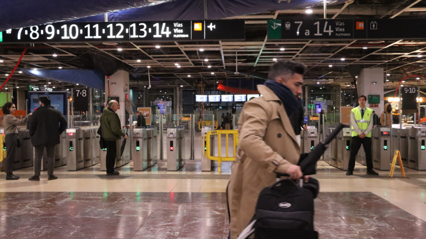Usuario en la estación de Sants de Barcelona