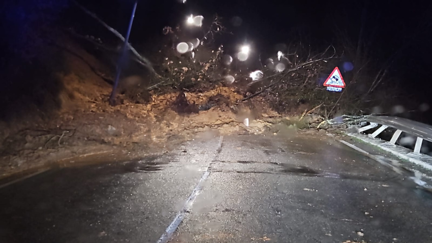Un desprendimiento de tierra corta una carretera en Guardo y deja un camión semienterrado