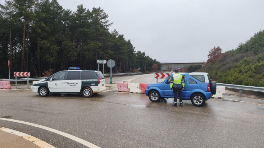 Un desprendimiento de tierra corta una carretera en Guardo y deja un camión semienterrado