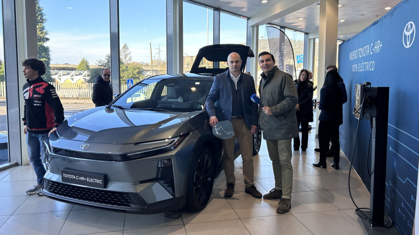 Jaime Sánchez, responsable de ventas de Toyota en Asturias, junto al nuevo C-HR+