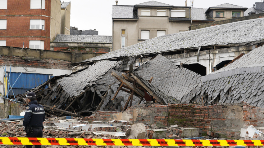 Derrumbe del antiguo edificio garaje Garnelo en el centro de Ponferrada