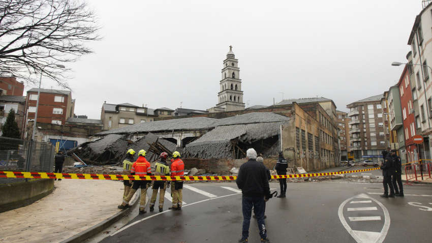 Derrumbe del antiguo edificio garaje Garnelo en el centro de Ponferrada