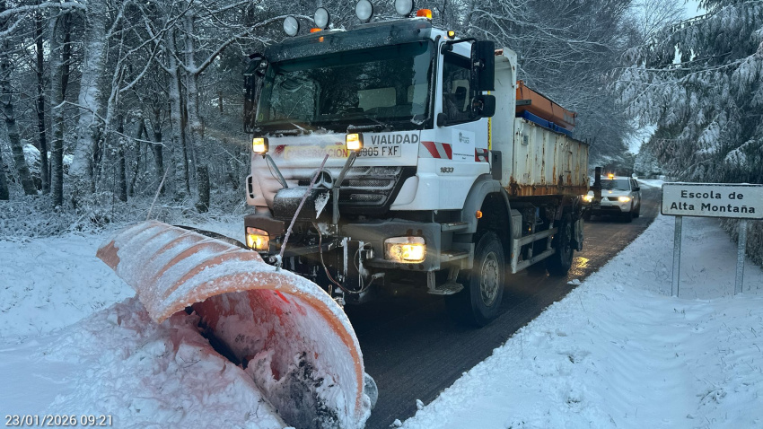 Una máquina quitanieves de la Diputación de Lugo despeja una de las carreteras de montaña de la red provincial