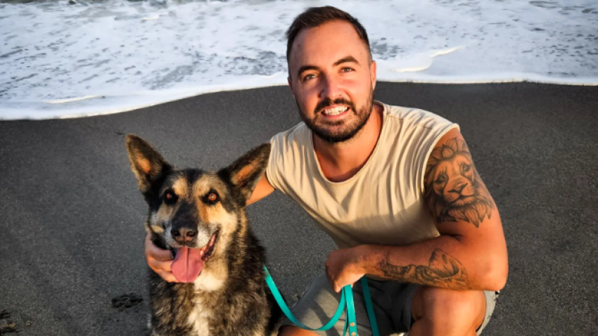 Samuel León, junto a su perro