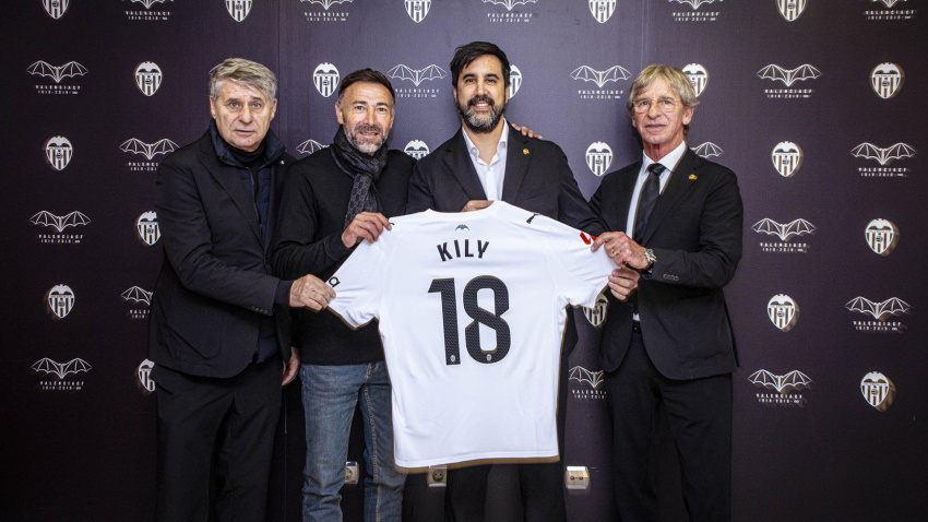 El argentino recibió una camiseta en Mestalla