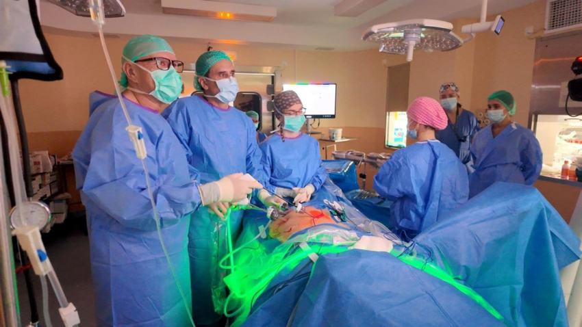 La Facultad de Medicina en Huesca será puntera en un entorno de innovación El Hospital Universitario Virgen Macarena de Sevilla, perteneciente al Servicio Andaluz de Salud (SAS) de la Consejería de Sanidad, Presidencia y Emergencias, ha celebrado una sesión formativa con la participación de profesionales de distintos centros sanitarios europeos sobre minilaparoscopia, una evolución de la cirugía laparoscópica en la que se utiliza instrumental de menor tamaño lo que permite una mejor recuperación del paciente intervenido.POLITICA ANDALUCÍA ESPAÑA EUROPA SEVILLAHUVM