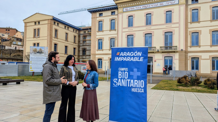 Carmen Susín junto a la alcaldesa de Huesca y el presidente de la DPH