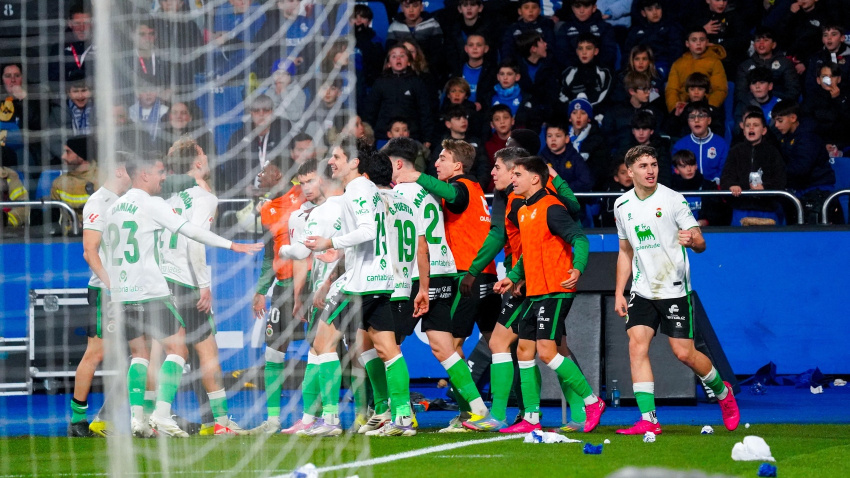 El Racing celebra el gol de Peio Canales en Riazor