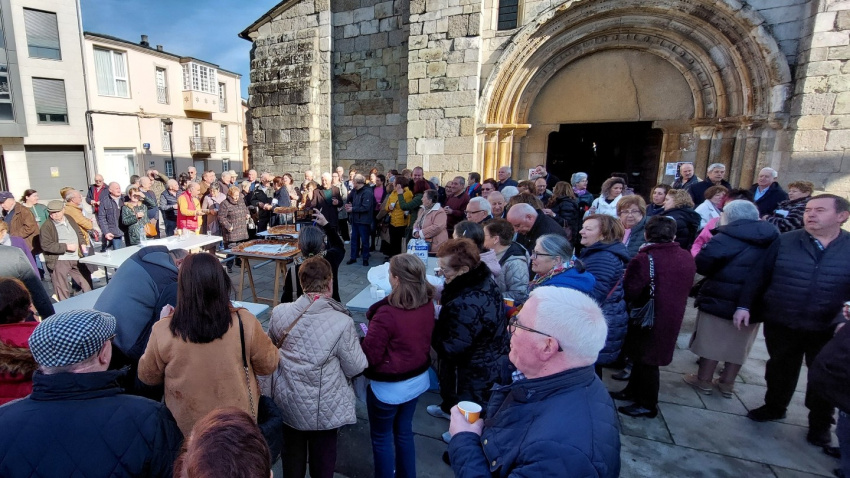 Fieles en el exterior de la iglesia de Santa María de Meira