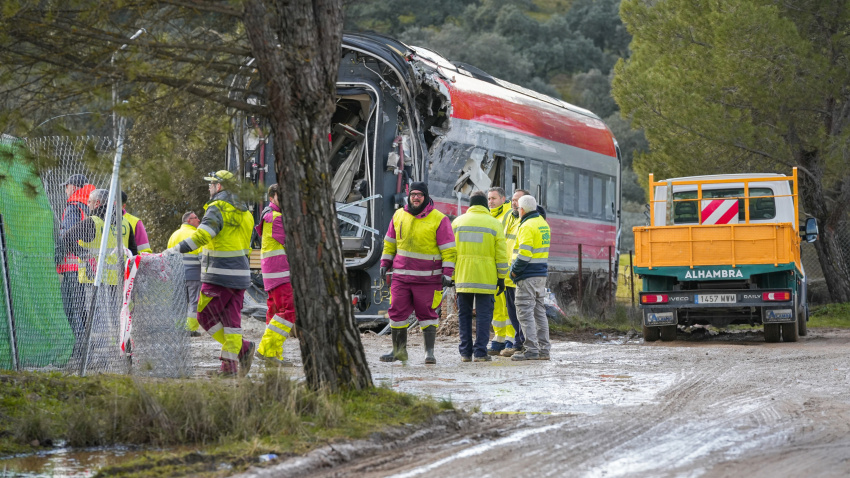Trabajadores realizan tareas de retirada de los vagores en el punto de las vías donde tuvo lugar el accidente de trenes de Adamuz, a 24 de enero de 2026 en Adamuz (Córdoba, Andalucía).   Los trabajos en la zona del accidente ferroviario ocurrido el pasado