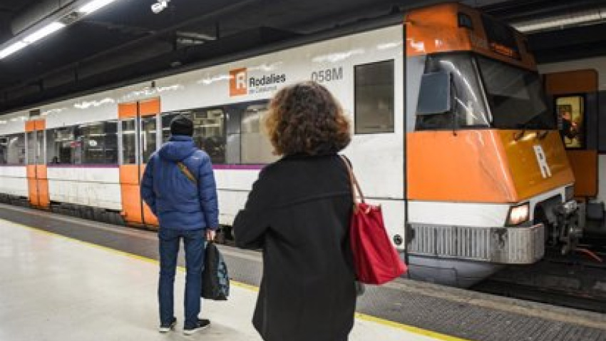Viajeros cogen un tren de Rodalies en la estación de Sants
