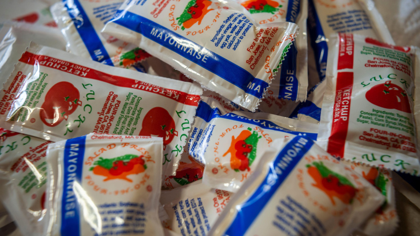 Paquetes individuales de ketchup y mayonesa en una tienda