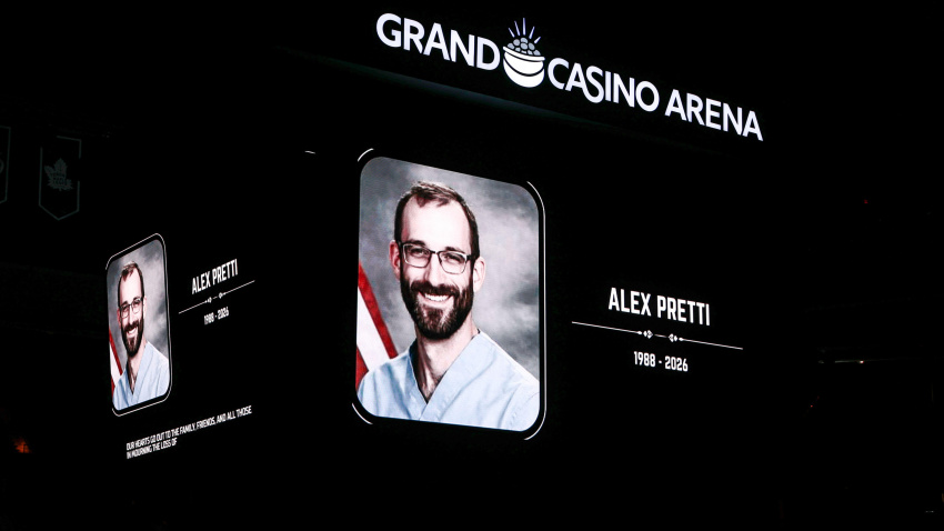 Minnesota Frost y New York Sirens participan en un momento de silencio por Alex Pretti, quien fue asesinado a tiros por oficiales federales ayer en Minneapolis antes del primer período de un partido de hockey PWHL entre New York Sirens y Minnesota Frost en el Grand Casino Arena en St. Paul, Minnesota.