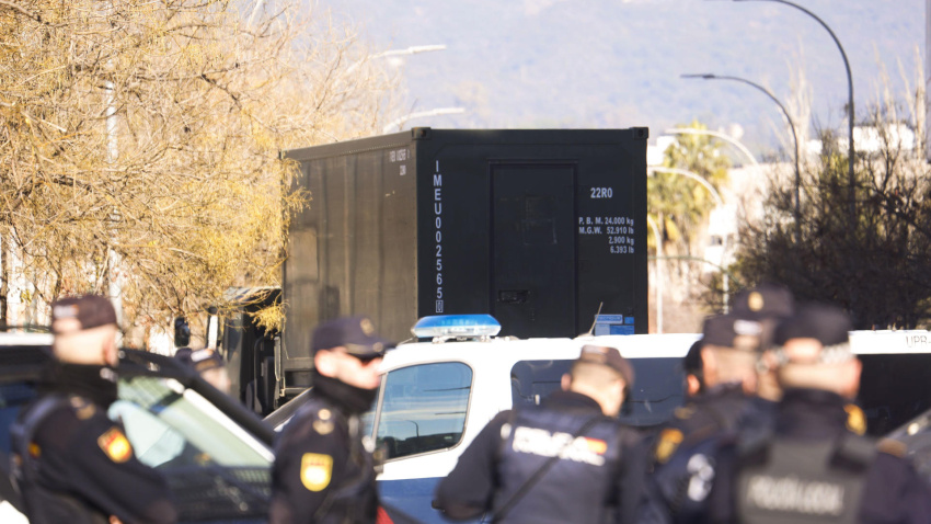 Vehículos de la UME llegan al instituto anatómico forense de Córdoba