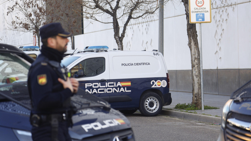Un vehículo de la Policía Científica llega al instituto anatómico forense de Córdoba