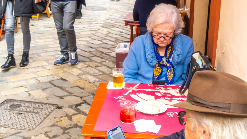 Pareja jubilada en la terraza de Las Teresas 1870, restaurante andaluz con barra tradicional, Barrio de Santa Cruz, Sevilla
