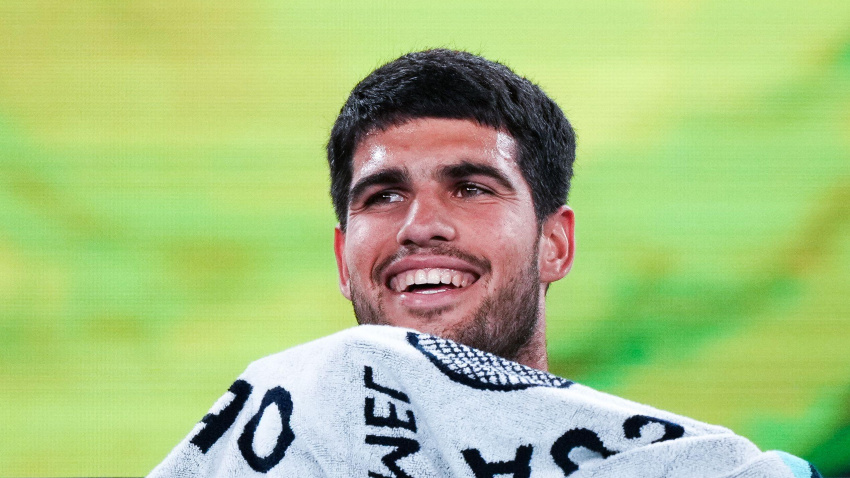 Carlos Alcaraz (ESP) es fotografiado durante los cuartos de final del Abierto de Australia 2026