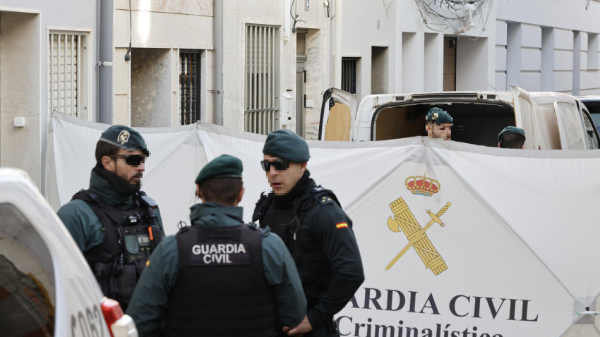 La Guardia Civil se persona este domingo en el lugar donde se ha cometido un asesinato de un menor de 13 años cometido ayer sábado por la tarde en la localidad valenciana de Sueca, después de que un hombre de 48 años se entregase en el cuartel de este municipio y confesase el crimen.