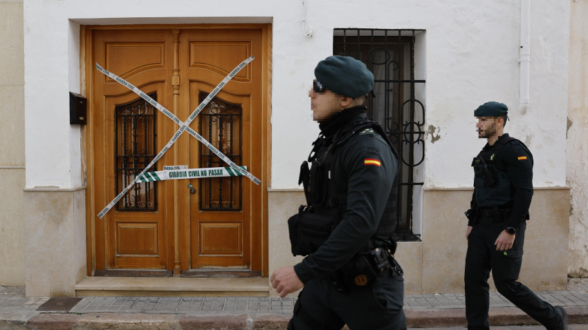 Miembros de la Guardia Civil en el portal número 5 donde ayer se cometió el asesinato de un menor de 13 años en la localidad valenciana de Sueca, después de que un hombre de 48 años se entregase en el cuartel de este municipio y confesase el crimen.