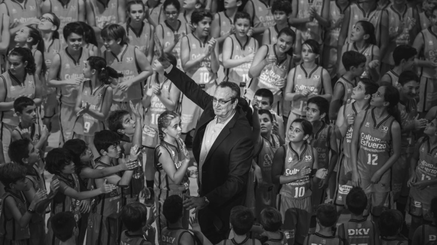 Brad Branson con los canteranos de Valencia Basket en una de sus últimas visitas a Valencia