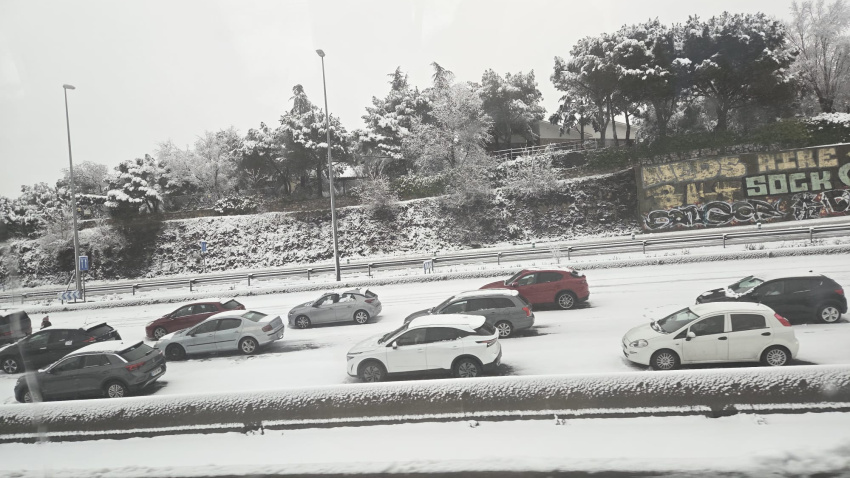 Colapso en la A-6 por la nevada que ha dejado la borrasca Kristin