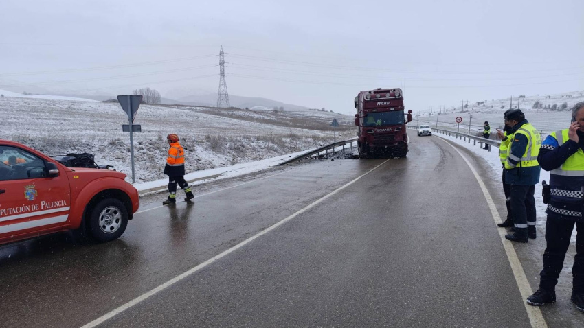 Muere el conductor de un coche en una colisión con un camión en Guardo (Palencia)