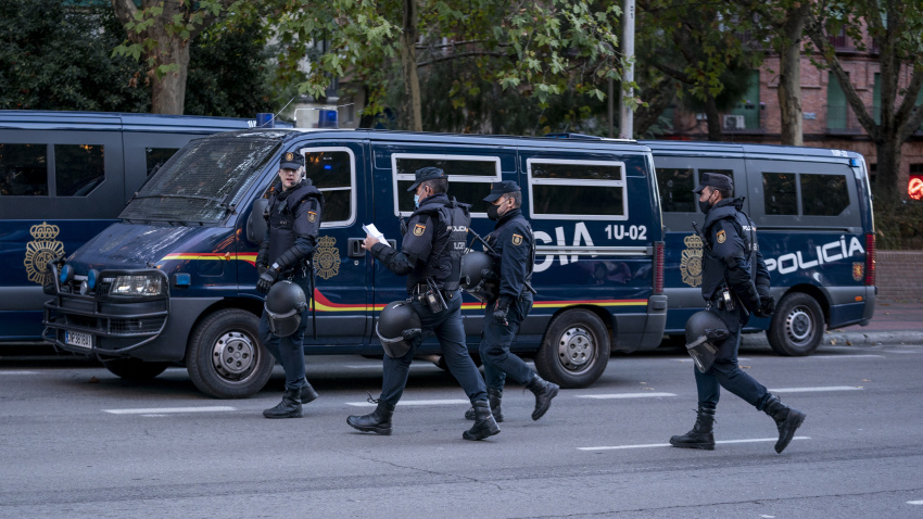 (Foto de ARCHIVO)Despliegue policial para ejecutar el desalojo del Centro Social Okupado Autogestionado (CSOA) La Traba, a 15 de noviembre de 2021, en Madrid, (España). El antiguo cine Candilejas, en la Plaza Luca de Tena, ahora sede del movimiento social okupa 'La Traba', ha sido desalojado por la policía tras la orden para abandonar el inmueble que llegó hace meses para los okupas. Ante el intento de desalojo, los okupas han organizado una ‘Chocolatada sin porras’ a partir de las 8.00, para que la gente vaya y les sirvan de escudos. Los okupas aseguran que el edificio es un espacio autogestionado donde realizan trabajos sociales y donde ofrecen distintas actividades para los vecinos.A. Pérez Meca / Europa Press15 NOVIEMBRE 2021;OKUPAS;CHOCOLATADA;LA TRABA;MADRID15/11/2021