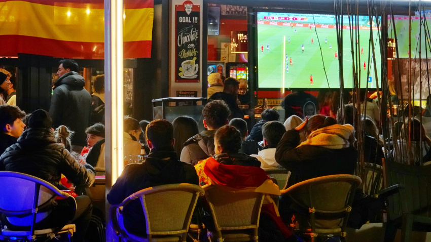 Aficionados ven un partido de la Selección Española en un bar.