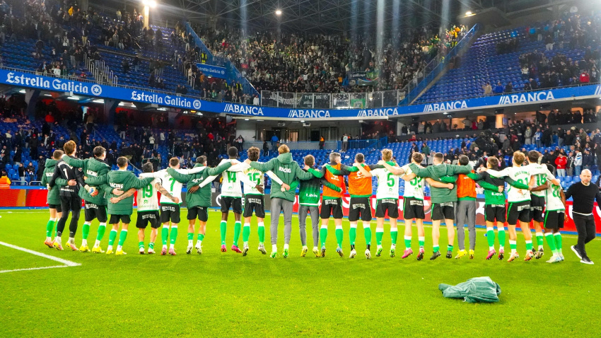El Racing celebra el triunfo ante el Deportivo con los aficionados verdiblancos desplazados a Riazor