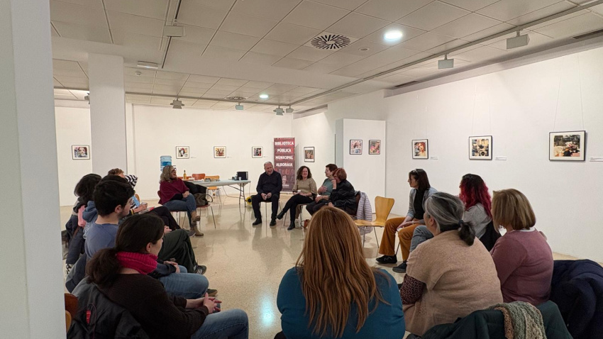 Los participantes de 'converses en valencià' reunidos