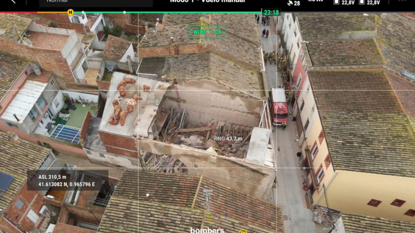 Vista de dron de l'esfondrament d'una casa a Vilanova de Bellpuig on es veu la teulada enfonsada i una paret lateral que ha cedit