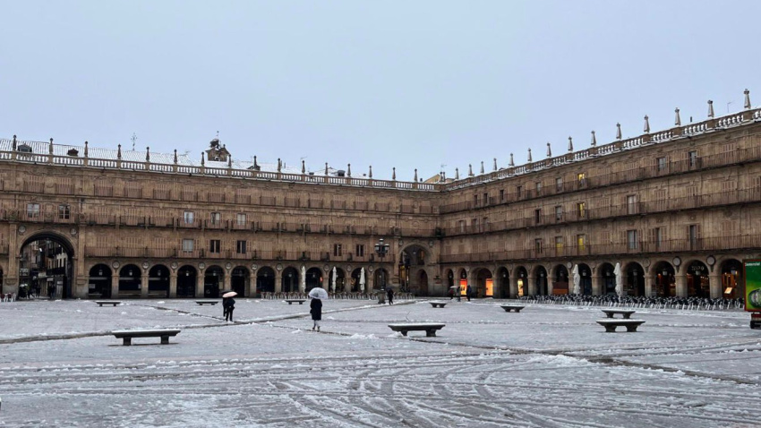 Plaza Mayor de Salamanca cubierta de nieve a primera hora de la mañana