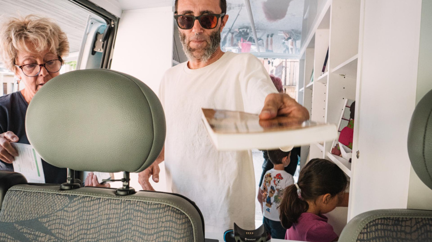 Diego Marín Continente es mucho más que un bibliotecario en esta Biblioteca Nómada